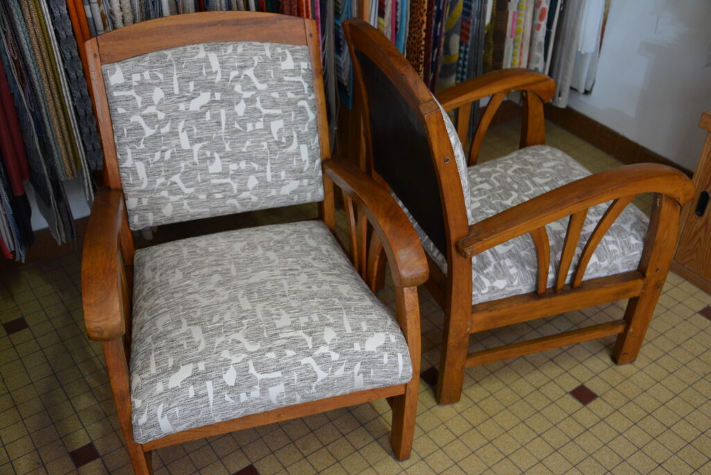 « DOUCE FOLIE » est un jacquard de coton au tissage dense et au motif singulier. Sur l’étoffe satinée, des fibres multicolores et irrégulières se mêlent et donnent naissance à un dessin d’inspiration organique. Entre géométrie et abstraction, il apporte un beau relief à l’étoffe dans des jeux de matité et de brillance.De confection italienne